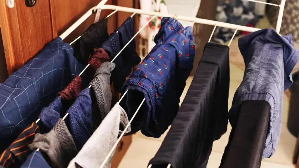 Vergeet de droger: Deze briljante truc droogt wasgoed in 2 uur – je hebt slechts 2 apparaten nodig die je al bezit