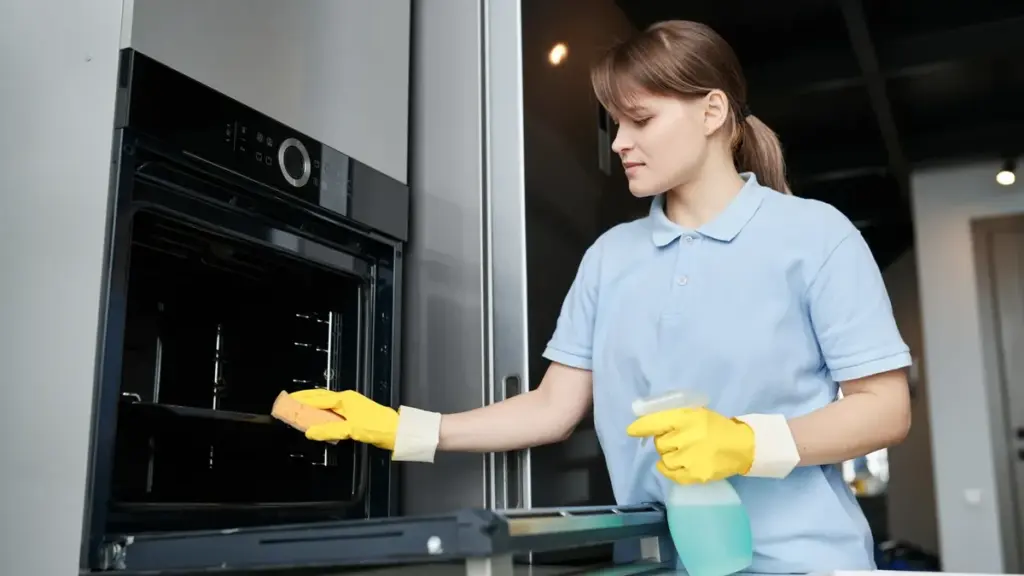 Vergeet Schrobben: Schoonmaakprofessionals Delen Geniale Oventechniek Die Alles Moeiteloos Laat Glanzen